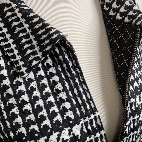 Black and white vest - Picture 3 of 3